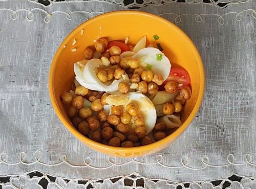 massa com tomate ovo e grao de bico